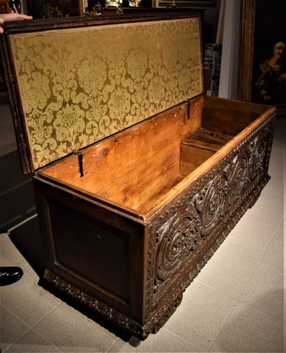 Renaissance - Carved valnut Chest, Renaissance italian of 16th century